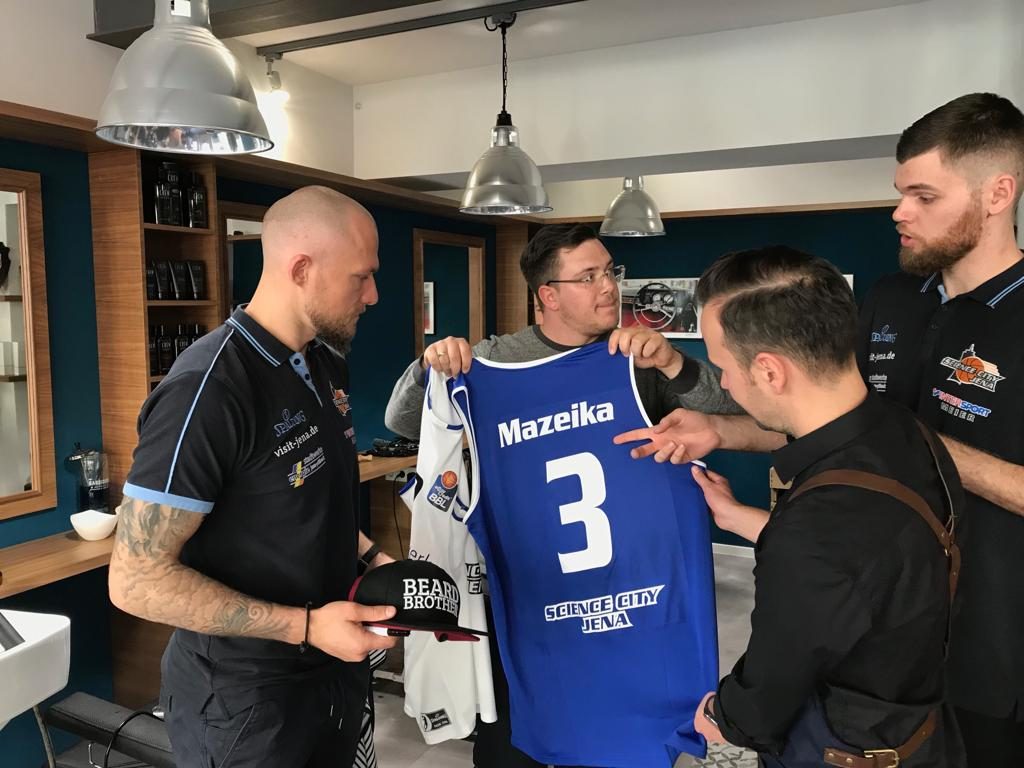 Vi Tva Hairshop und Vi Tva Sports treffen die Basketball Profis Julius Wolf und Martynas Mazeika